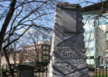 Mount St bridge stele<br><i>Courtesy of O. Daly</i>